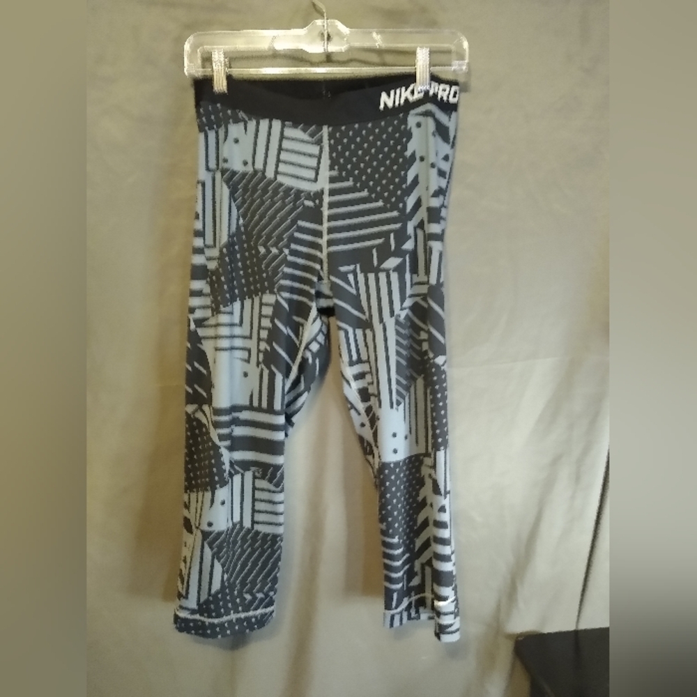 Nike  Black and Gray Patterned Capri Leggings